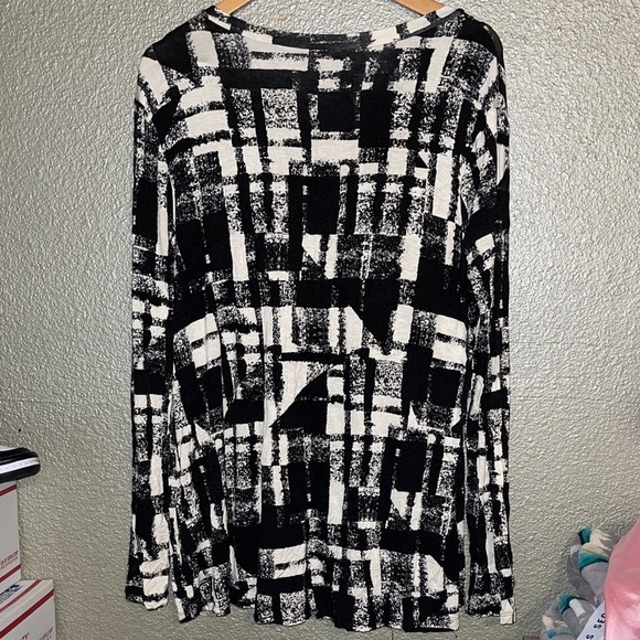 Cato Black and White Geometric Blouse - Picture 3 of 3